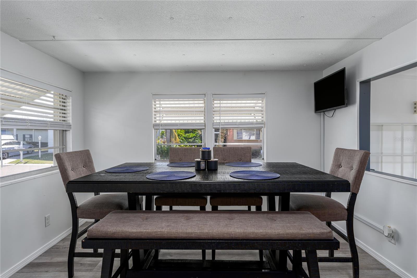 Image 5 of 30 For 205 52nd Avenue Terrace E