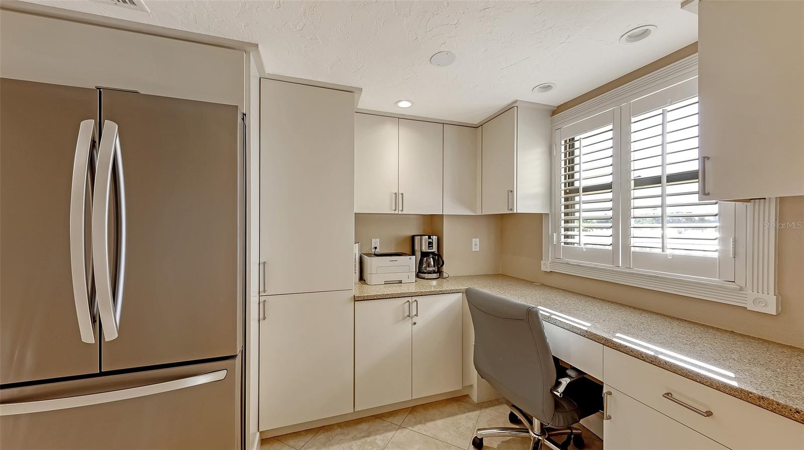 Image 15 of 35 For 5780 Midnight Pass Road 207