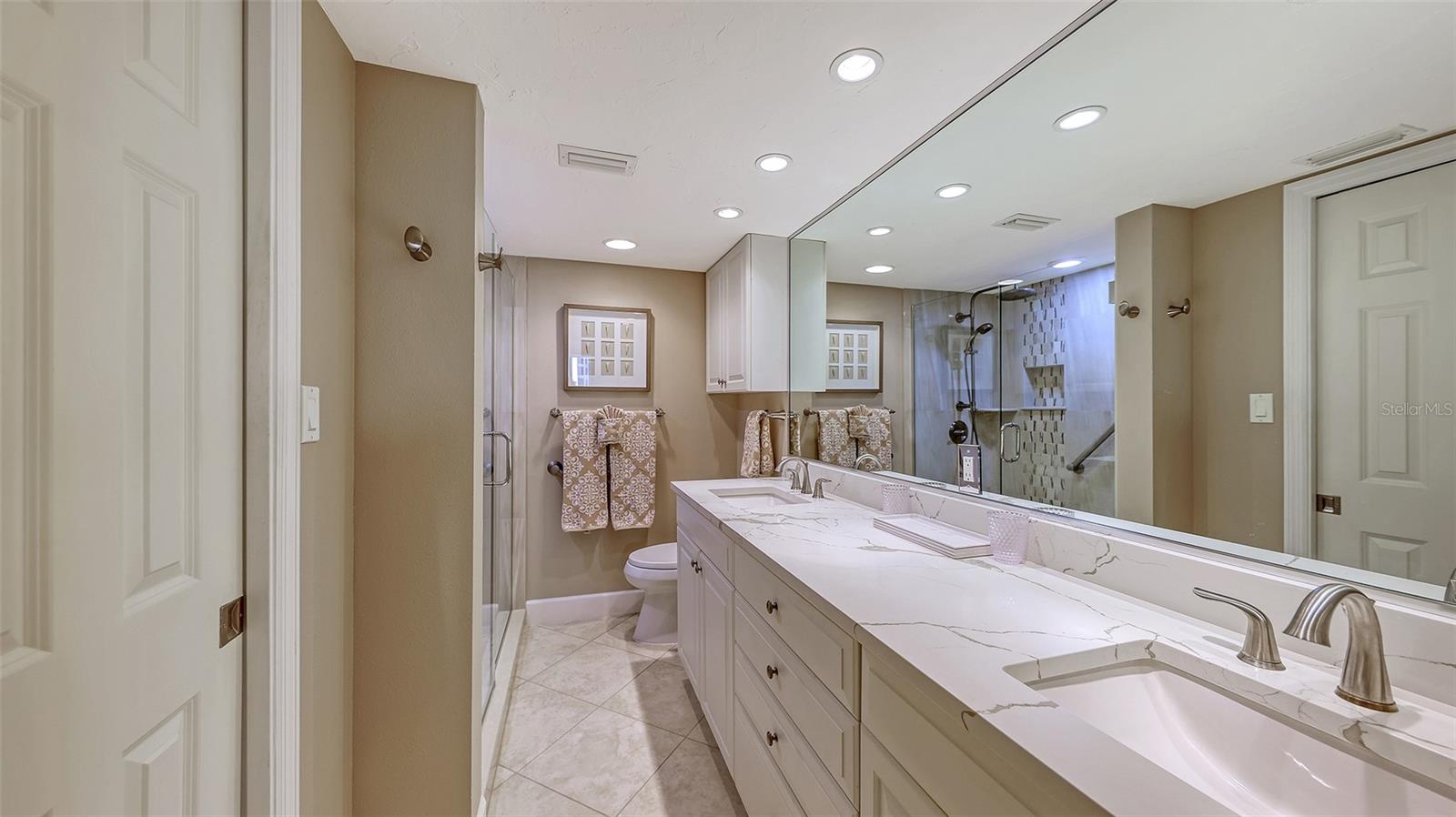 Image 21 of 35 For 5780 Midnight Pass Road 207