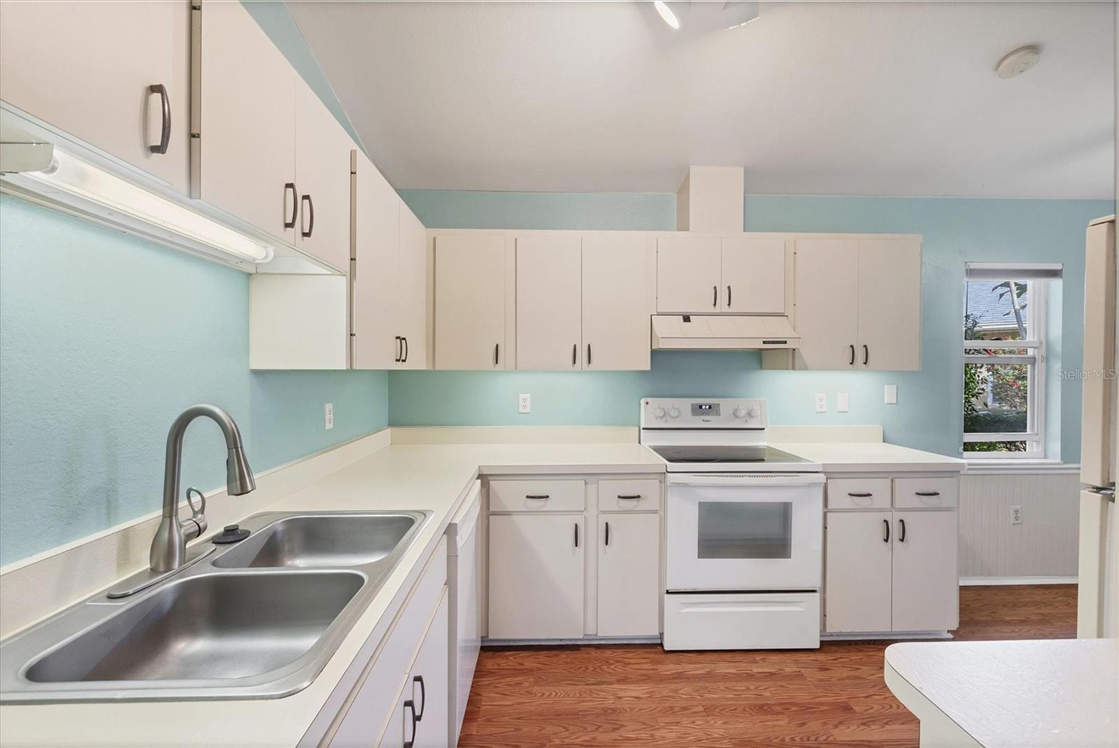 Image 9 of 28 For 444 Chartley Court S