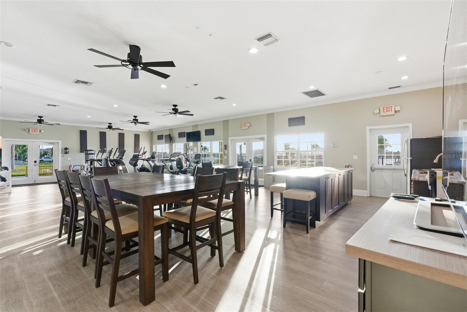 Listing photo id 92 for 120 12th Avenue E