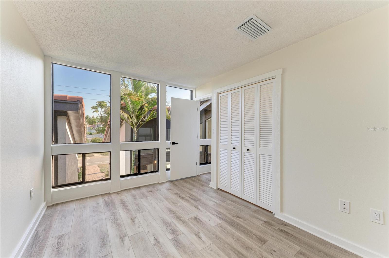 Image 31 of 100 For 800 Blvd Of The Presidents 9