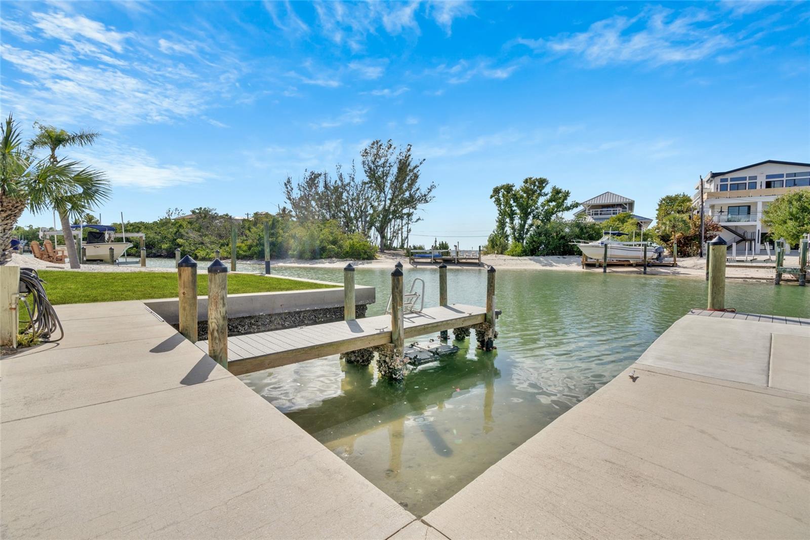 Image 36 of 88 For 9226 Midnight Pass Road 3b