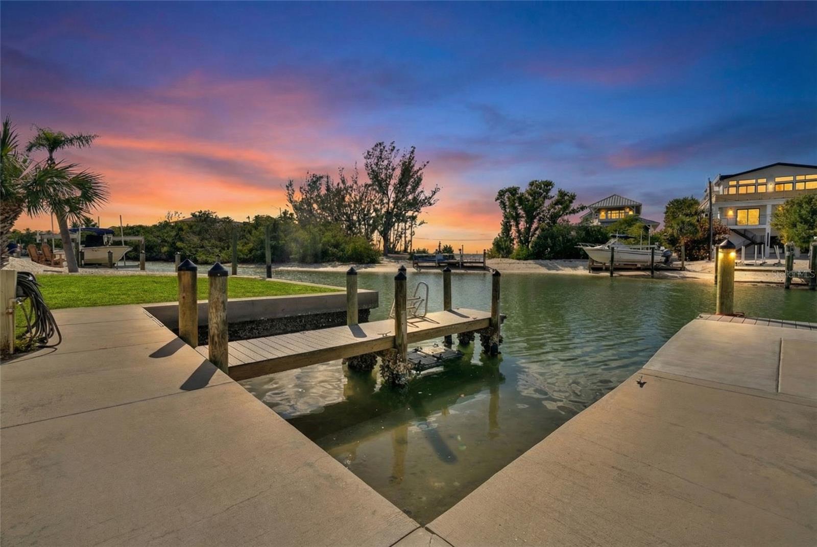 Image 44 of 88 For 9226 Midnight Pass Road 3b