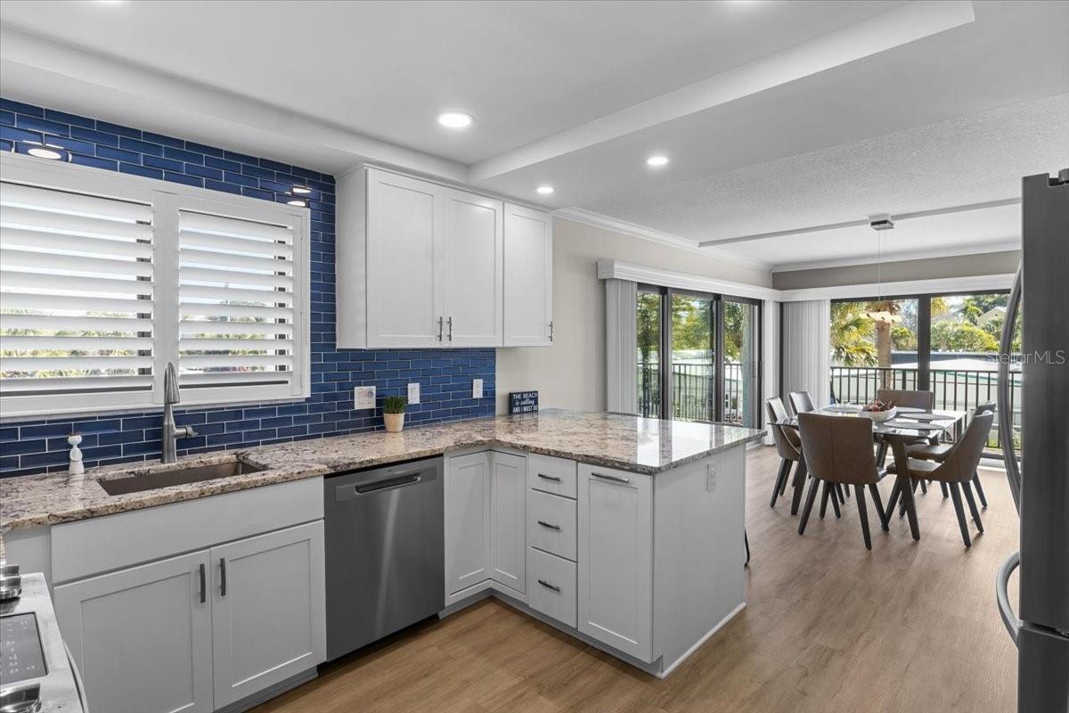 Image 13 of 38 For 6326 Midnight Pass Road 101