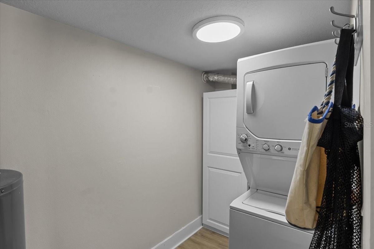 Image 15 of 38 For 6326 Midnight Pass Road 101