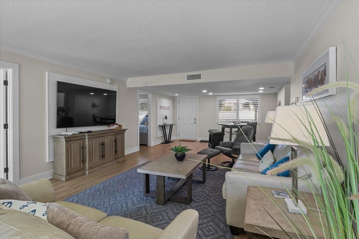 Image 2 of 38 For 6326 Midnight Pass Road 101