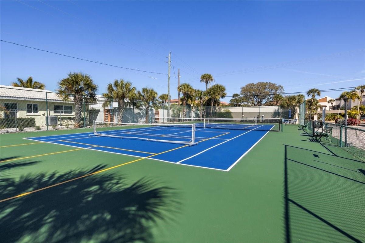 Image 21 of 38 For 6326 Midnight Pass Road 101