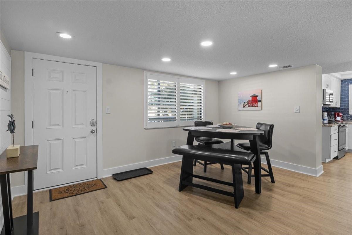 Image 3 of 38 For 6326 Midnight Pass Road 101