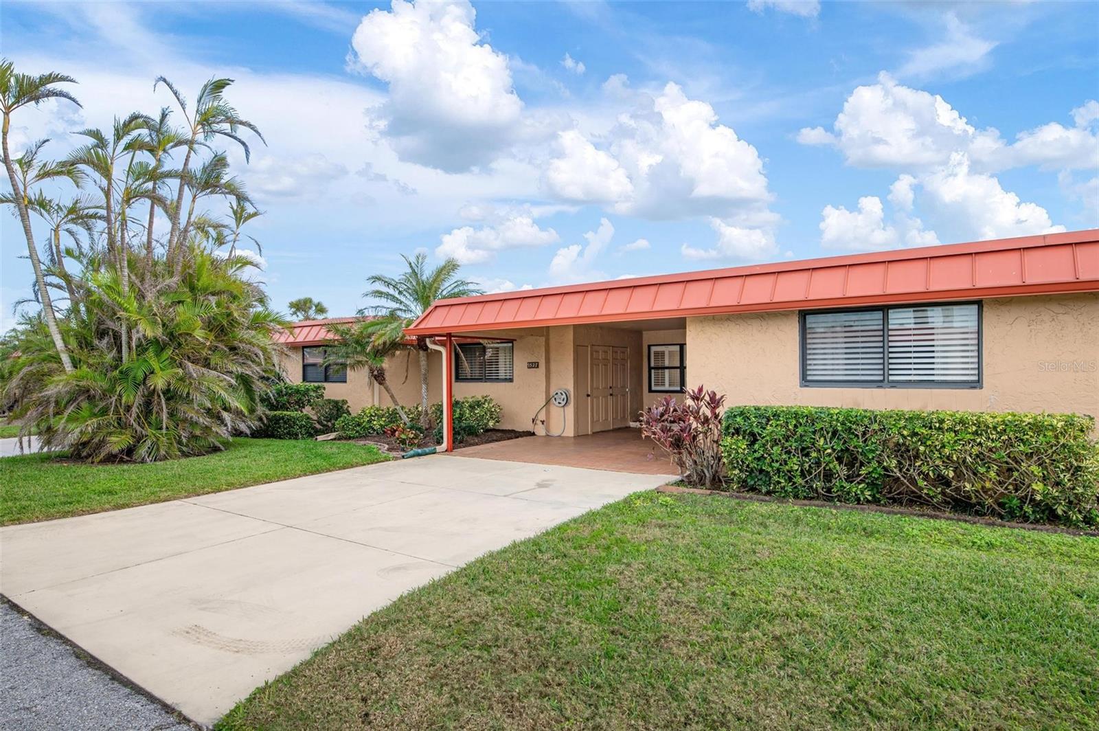 Image 5 of 49 For 9527 Azure Cove