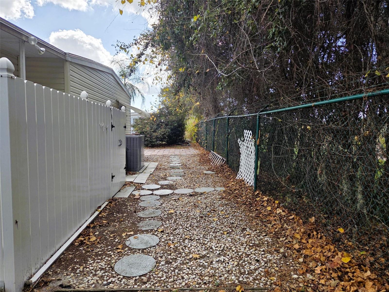 Image 10 of 39 For 302 Oakwood Boulevard W