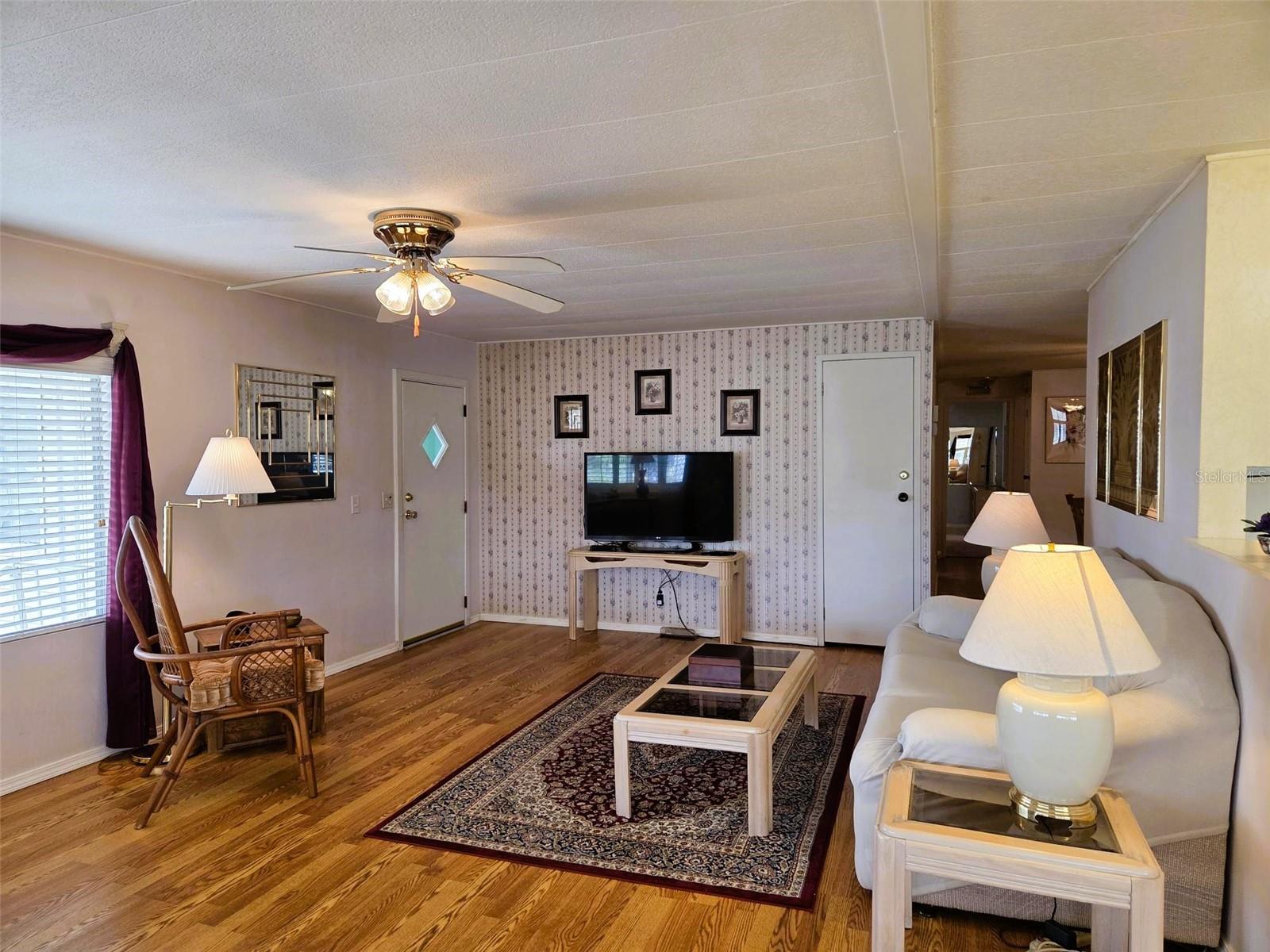 Image 12 of 39 For 302 Oakwood Boulevard W