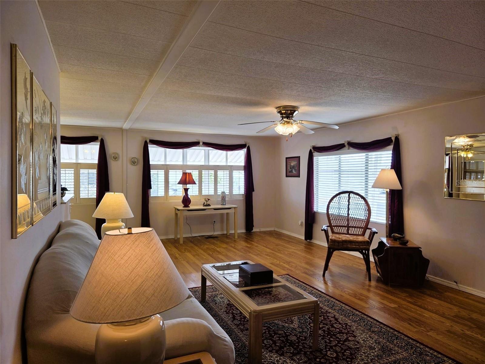 Image 13 of 39 For 302 Oakwood Boulevard W