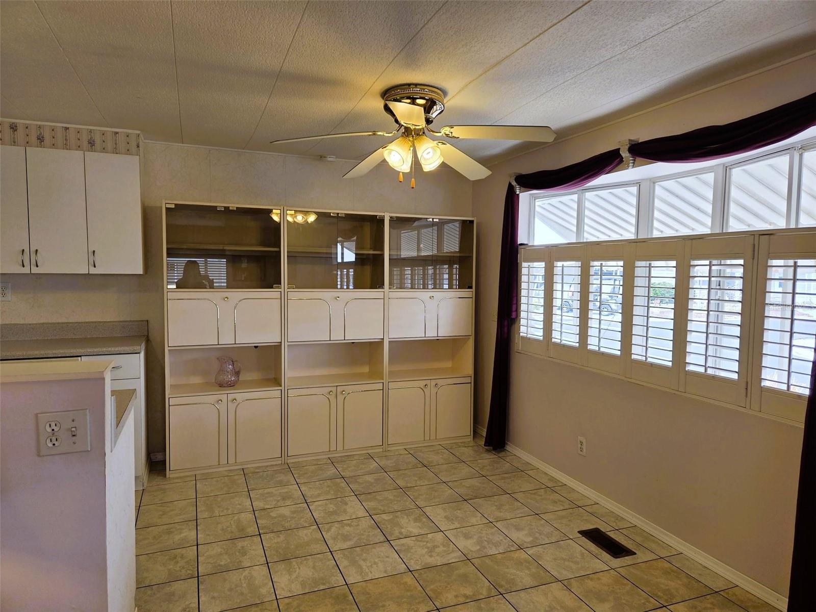 Image 15 of 39 For 302 Oakwood Boulevard W