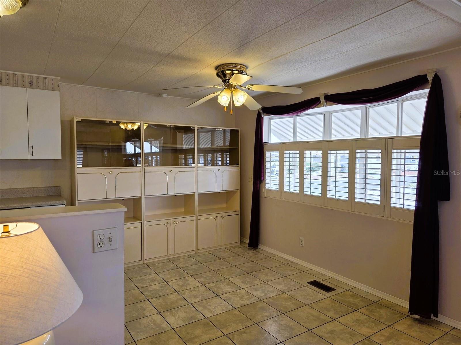 Image 16 of 39 For 302 Oakwood Boulevard W