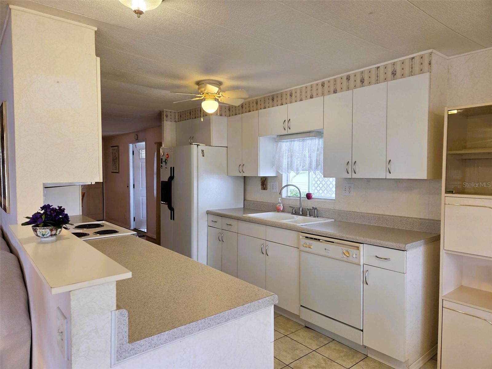 Image 19 of 39 For 302 Oakwood Boulevard W