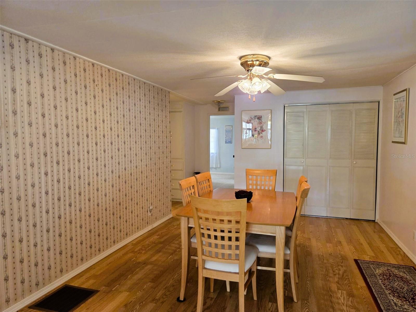 Image 22 of 39 For 302 Oakwood Boulevard W