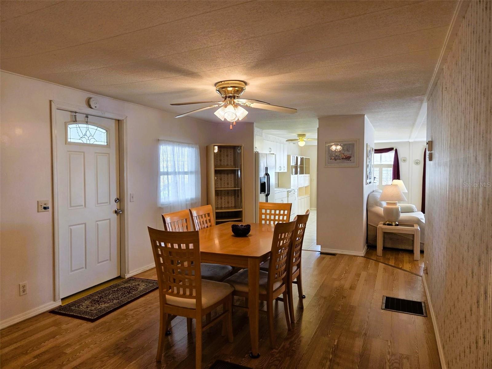 Image 23 of 39 For 302 Oakwood Boulevard W