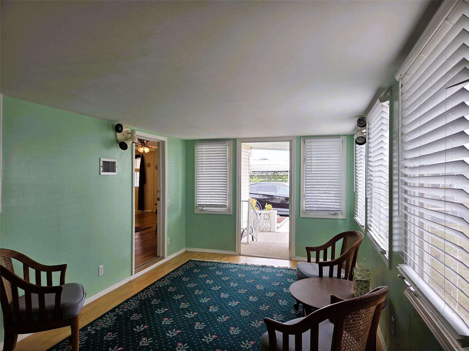 Image 25 of 39 For 302 Oakwood Boulevard W