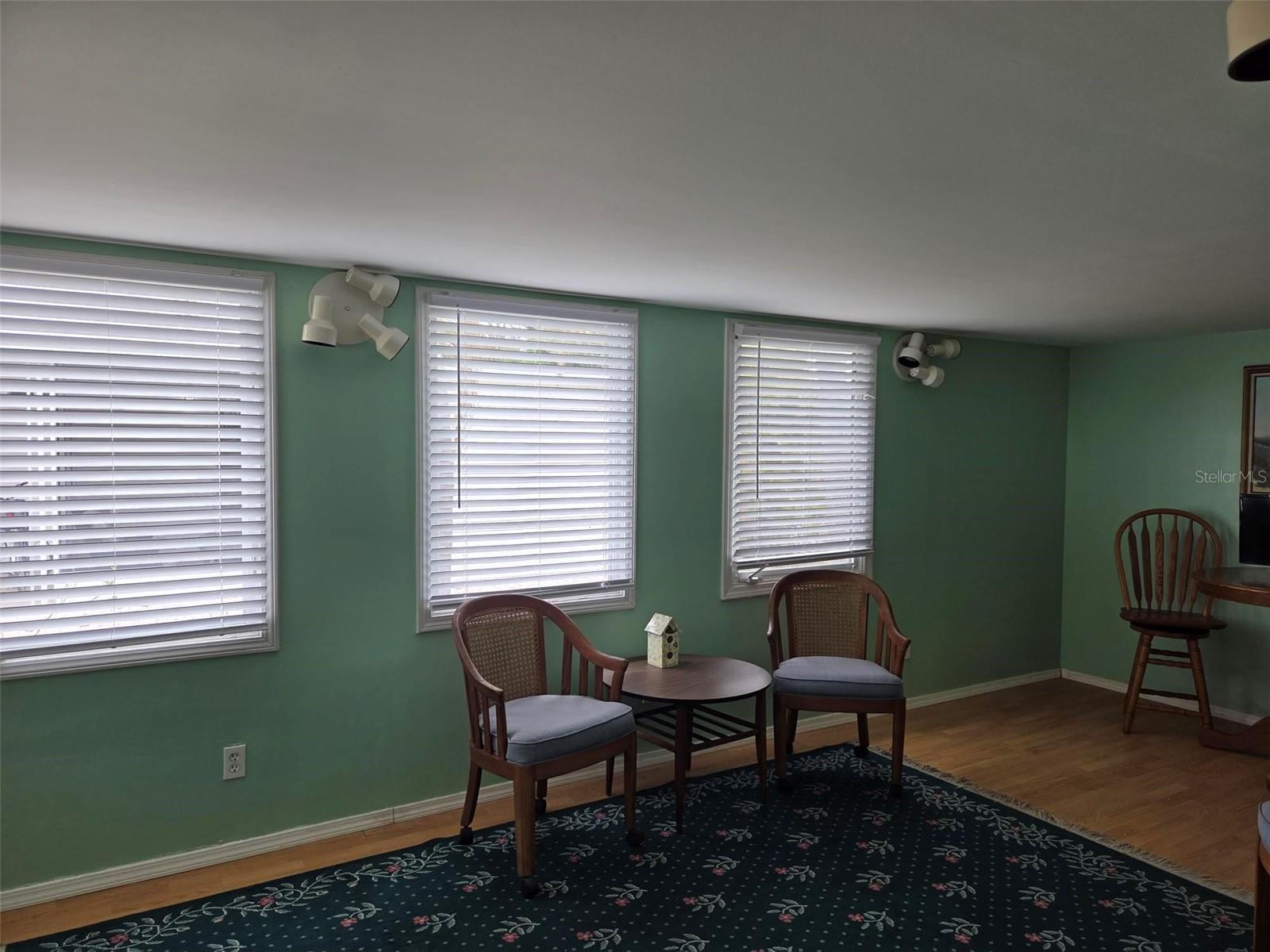 Image 26 of 39 For 302 Oakwood Boulevard W