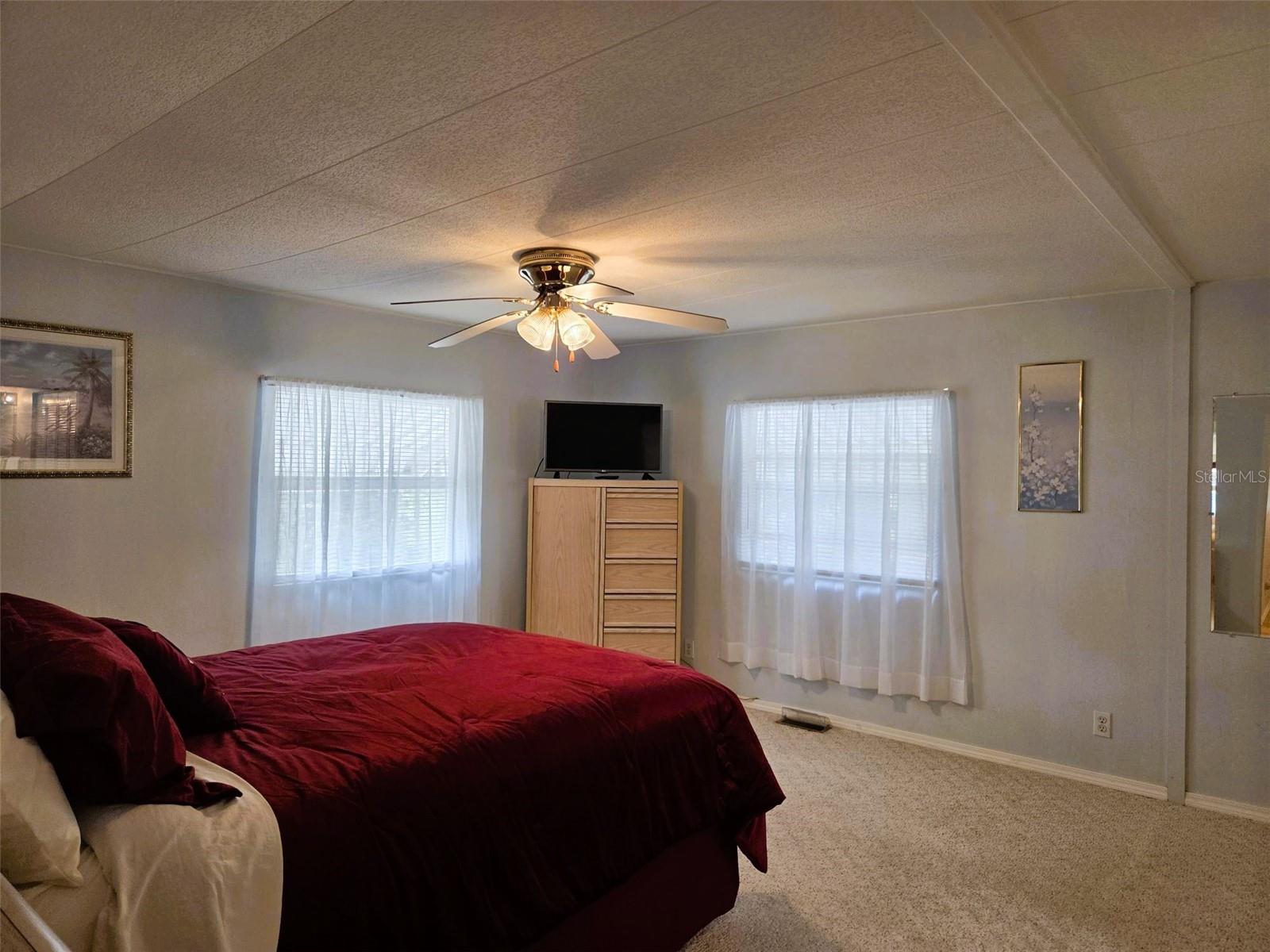 Image 27 of 39 For 302 Oakwood Boulevard W