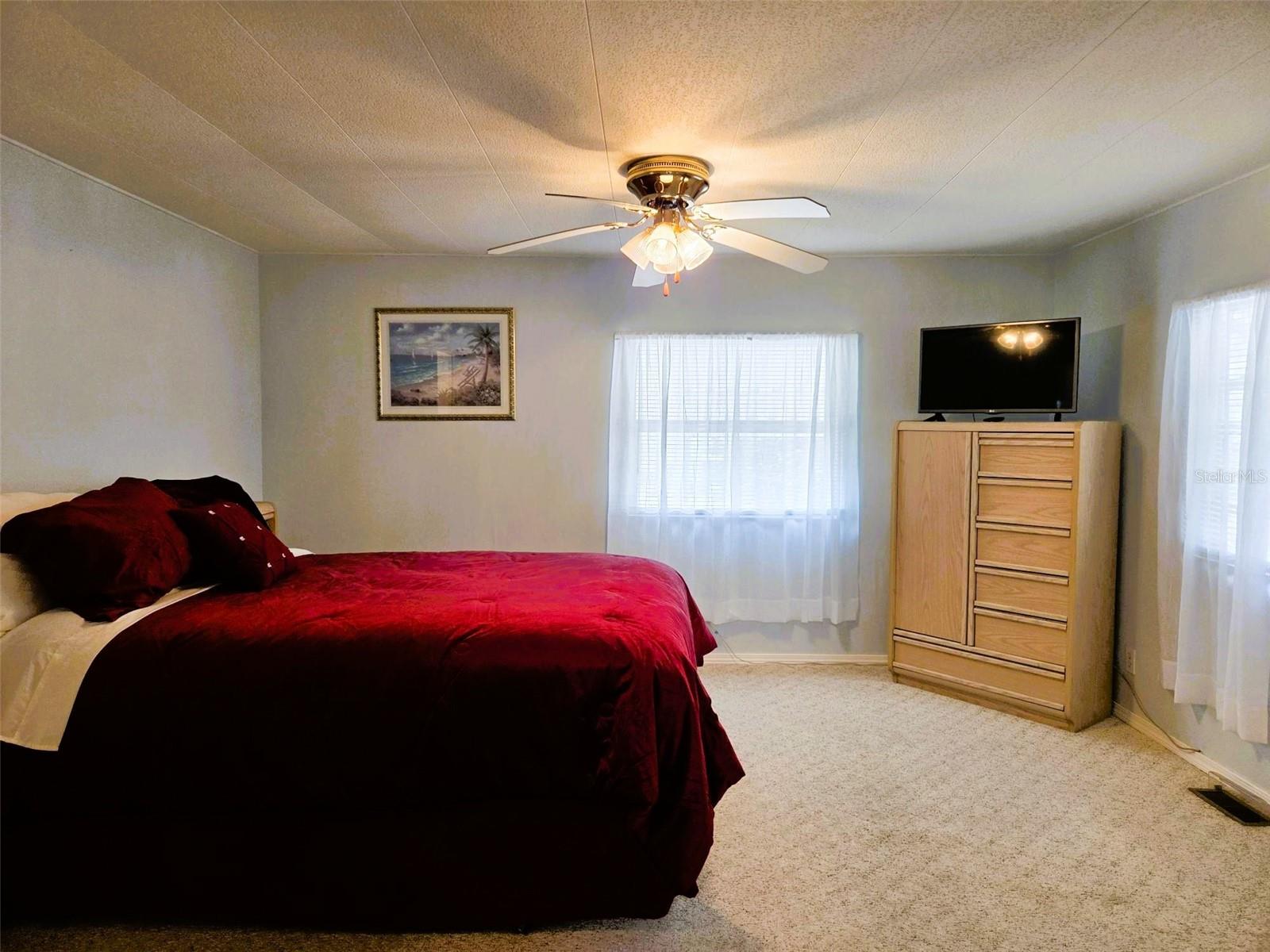 Image 28 of 39 For 302 Oakwood Boulevard W