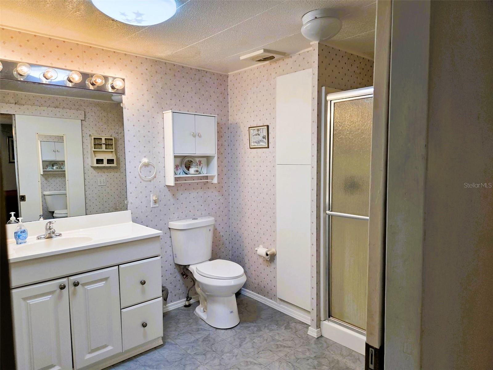 Image 32 of 39 For 302 Oakwood Boulevard W