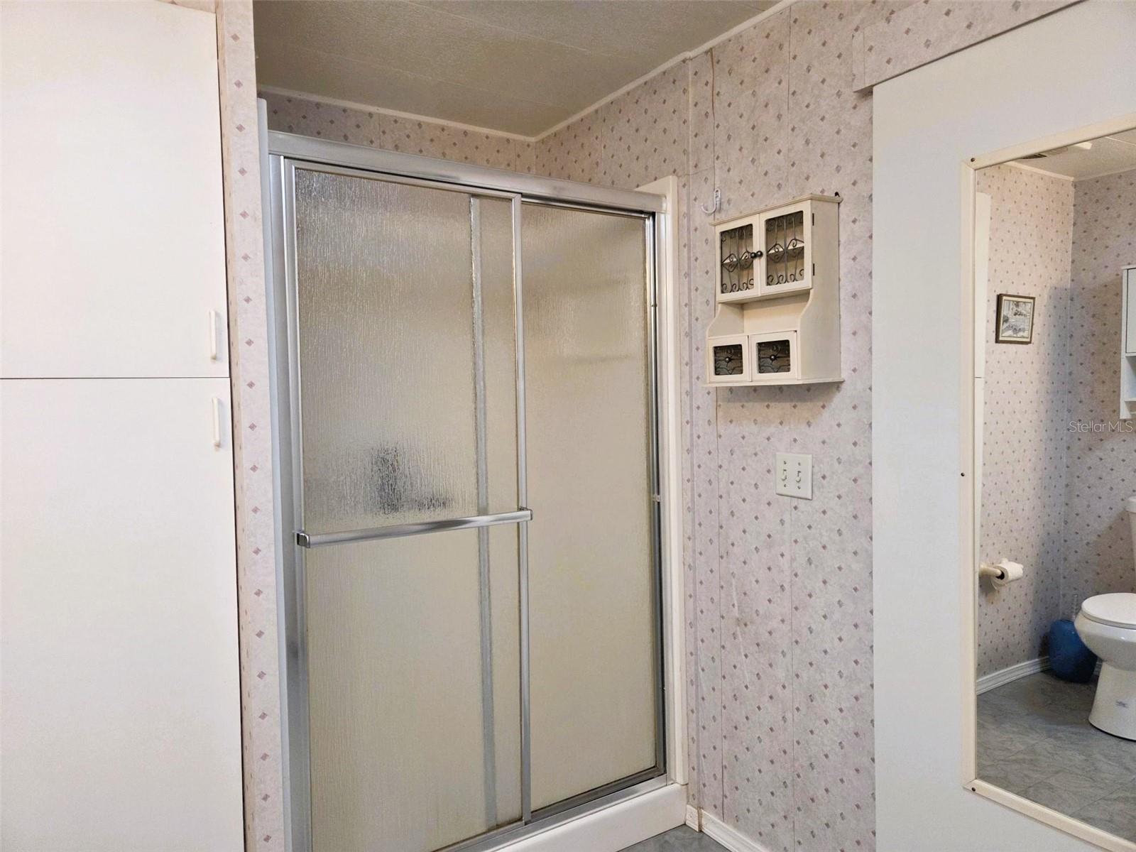 Image 33 of 39 For 302 Oakwood Boulevard W