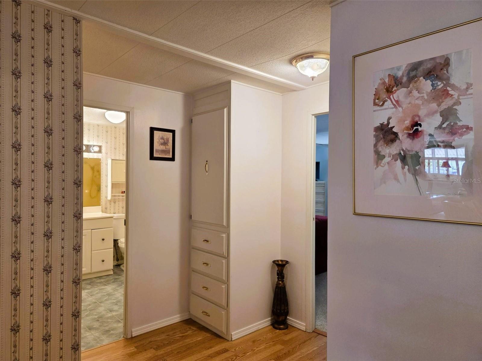 Image 38 of 39 For 302 Oakwood Boulevard W