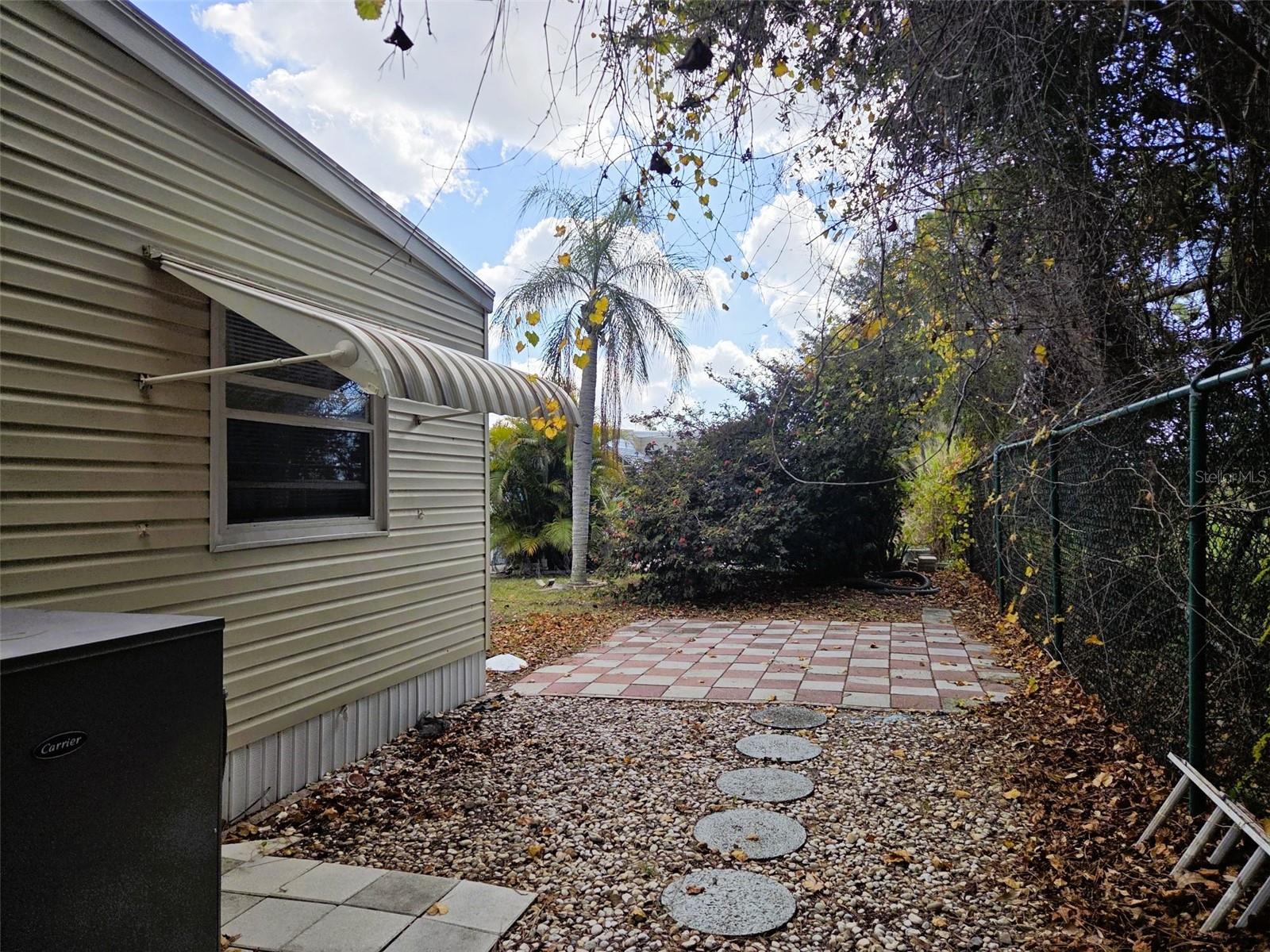 Image 7 of 39 For 302 Oakwood Boulevard W