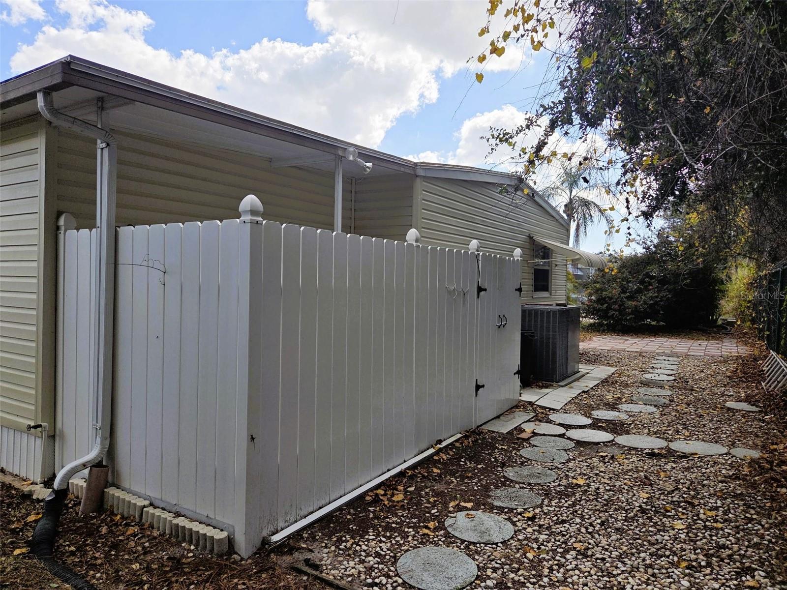 Image 8 of 39 For 302 Oakwood Boulevard W