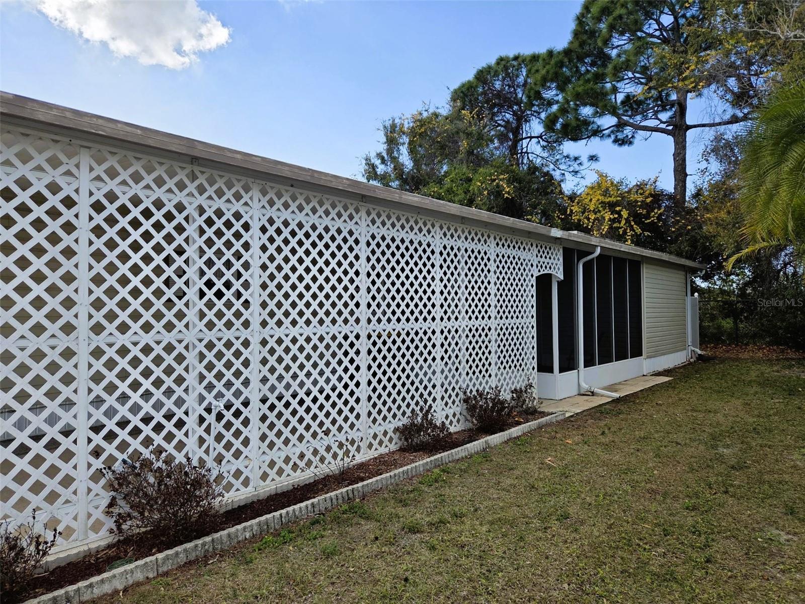 Image 9 of 39 For 302 Oakwood Boulevard W