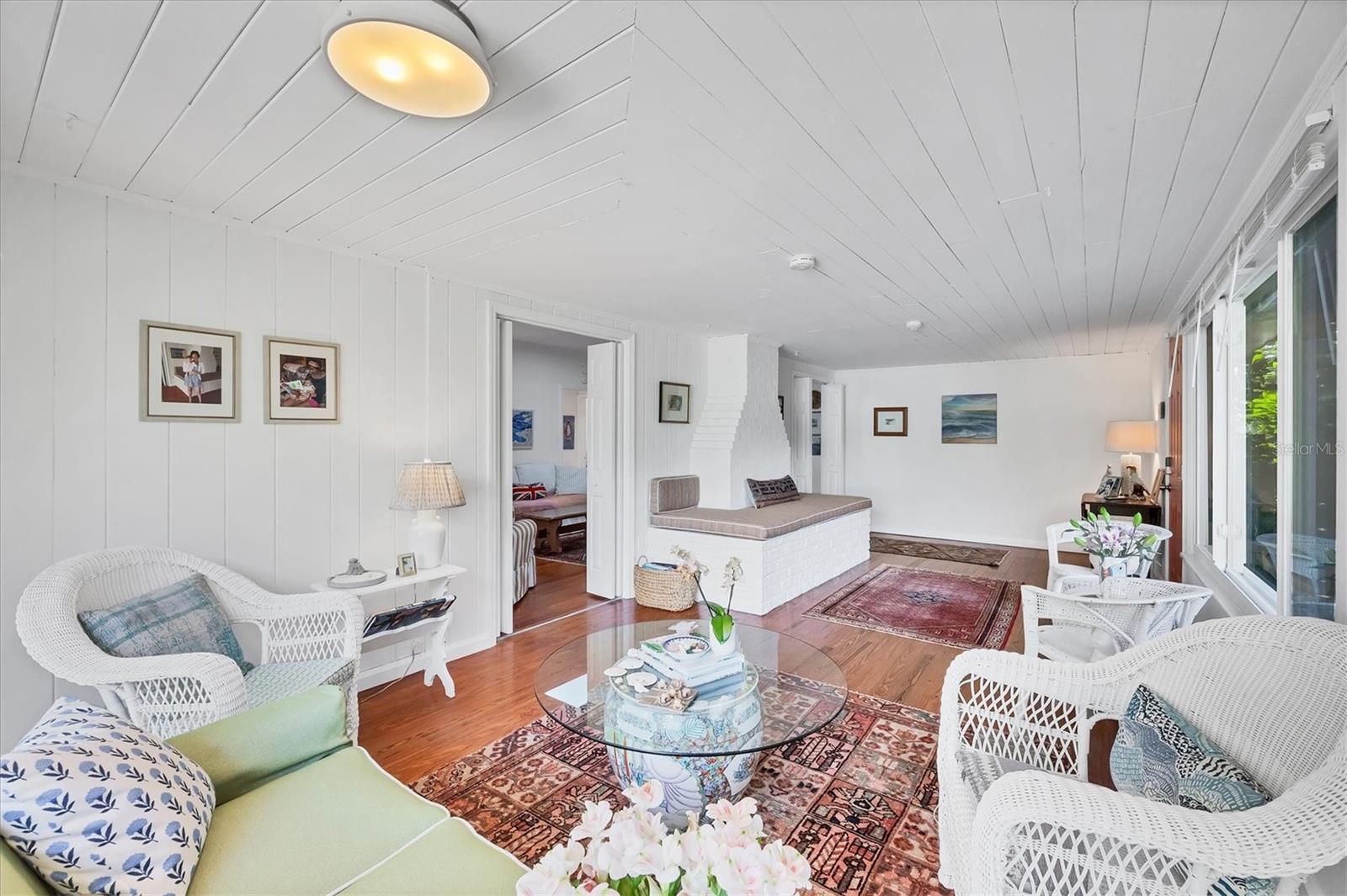 Image 19 of 26 For 3734 Iroquois Avenue