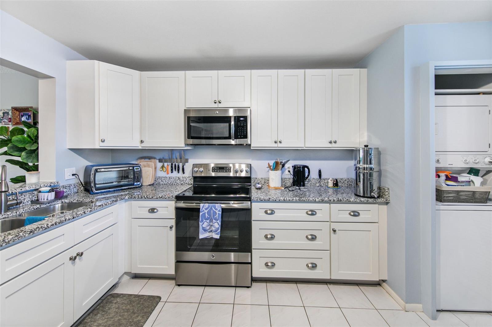 Image 3 of 28 For 611 Woodlawn Drive 611