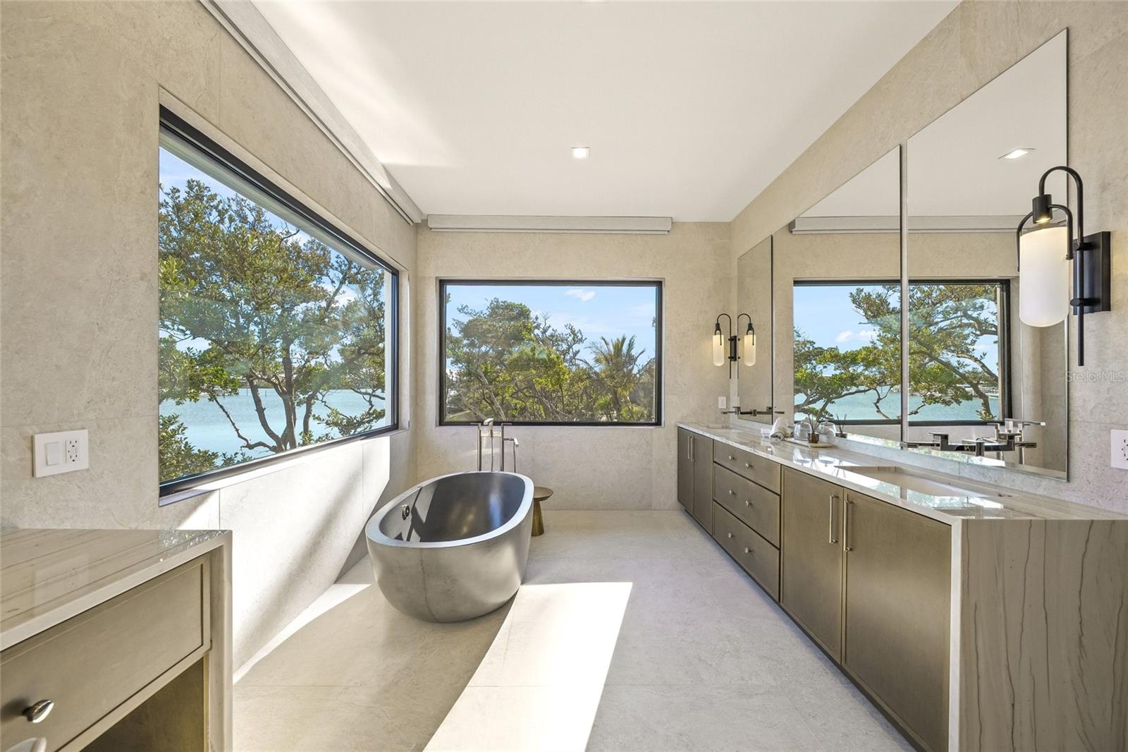 Image 24 of 46 For 821 Bay Boulevard