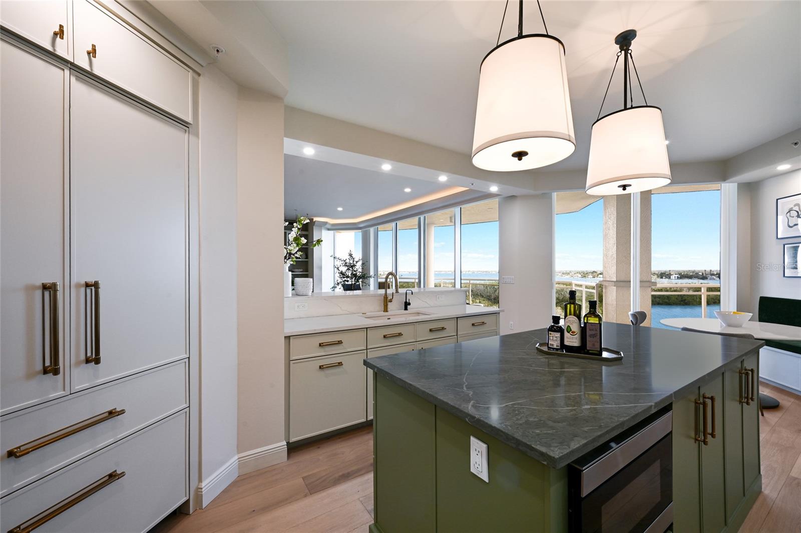 Listing photo id 14 for 1300 Benjamin Franklin Drive 809