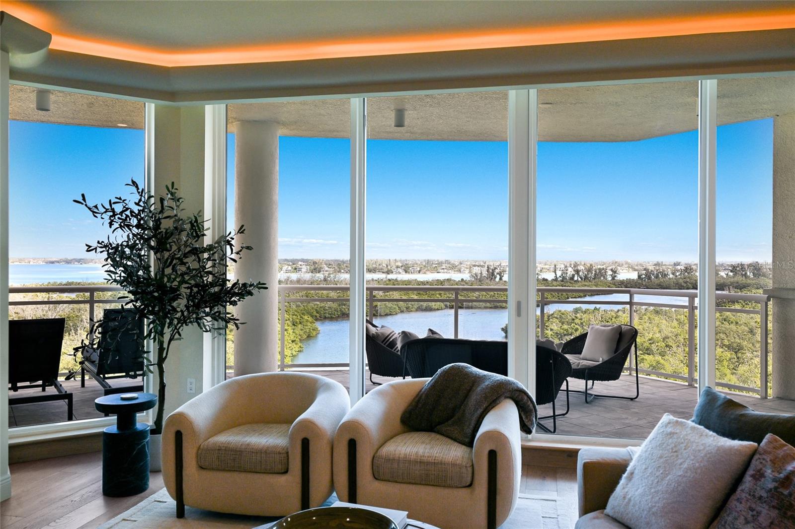 Listing photo id 33 for 1300 Benjamin Franklin Drive 809