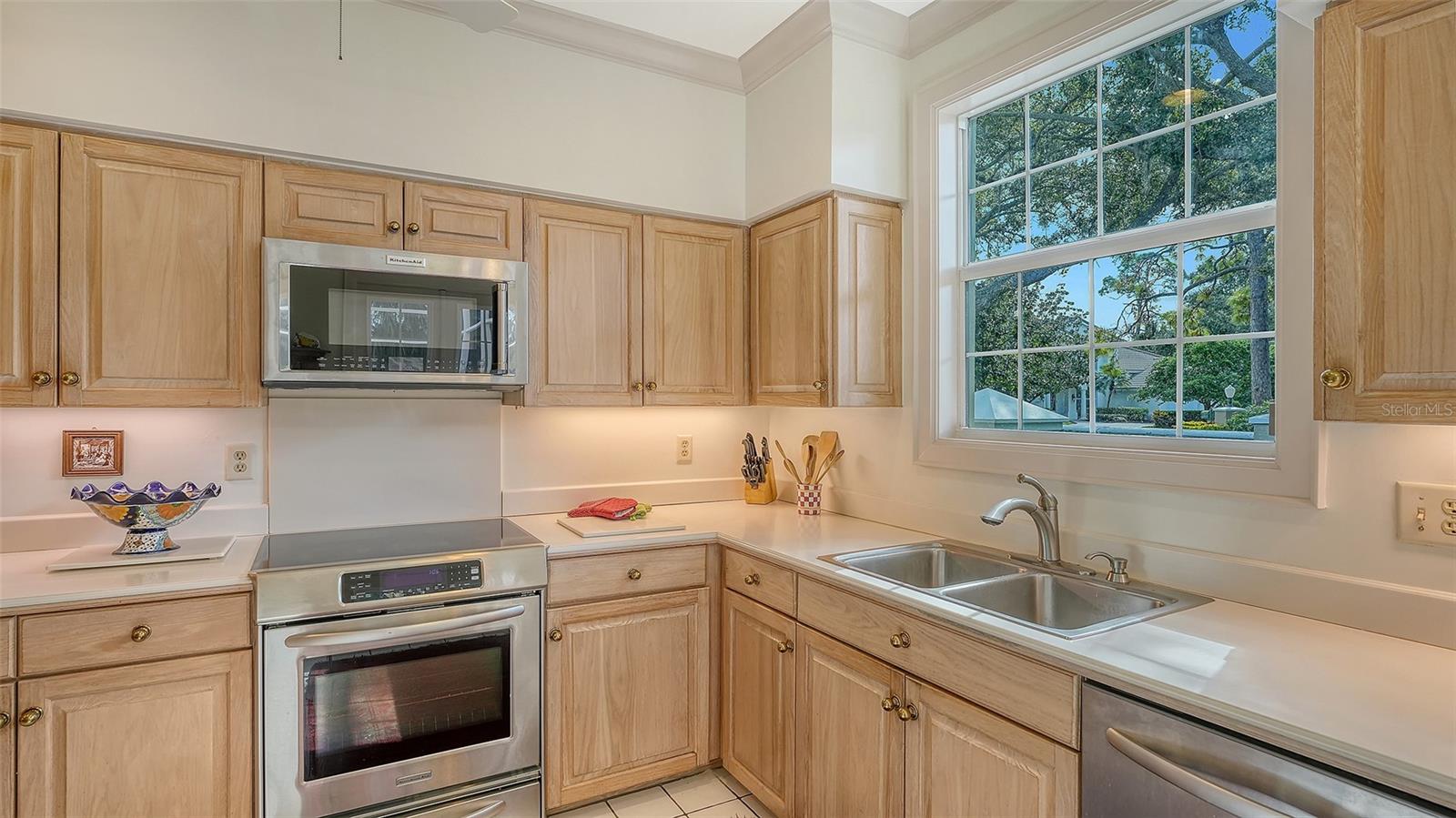 Image 17 of 93 For 227 Saint James Park