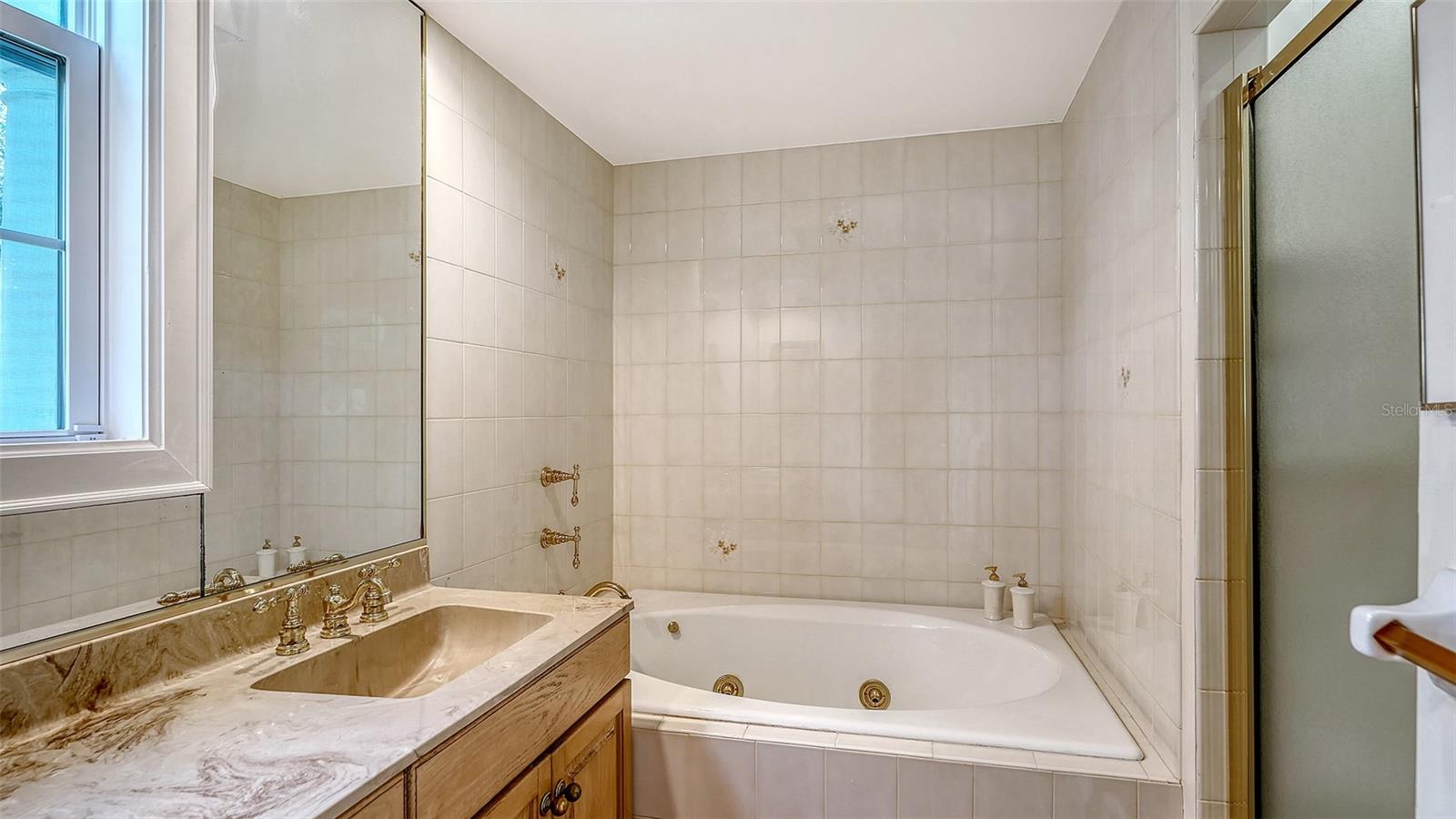 Image 24 of 93 For 227 Saint James Park