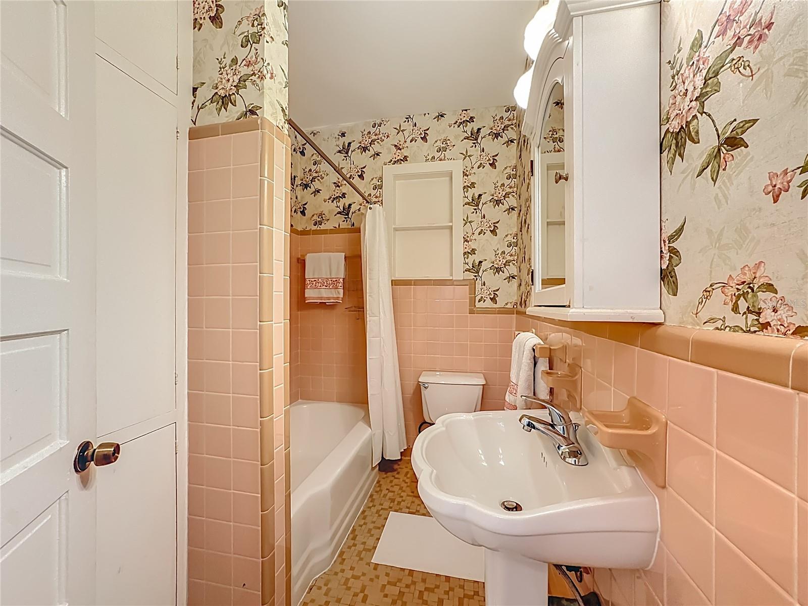 Image 43 of 74 For 610 19th Street W