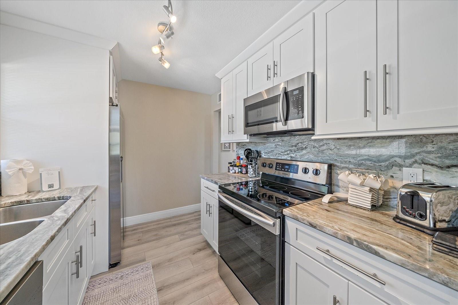 Image 27 of 43 For 3710 Iroquois Avenue