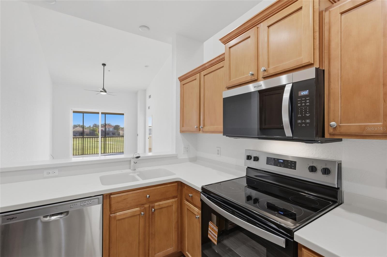 Image 10 of 37 For 803 Fairwaycove Lane 205