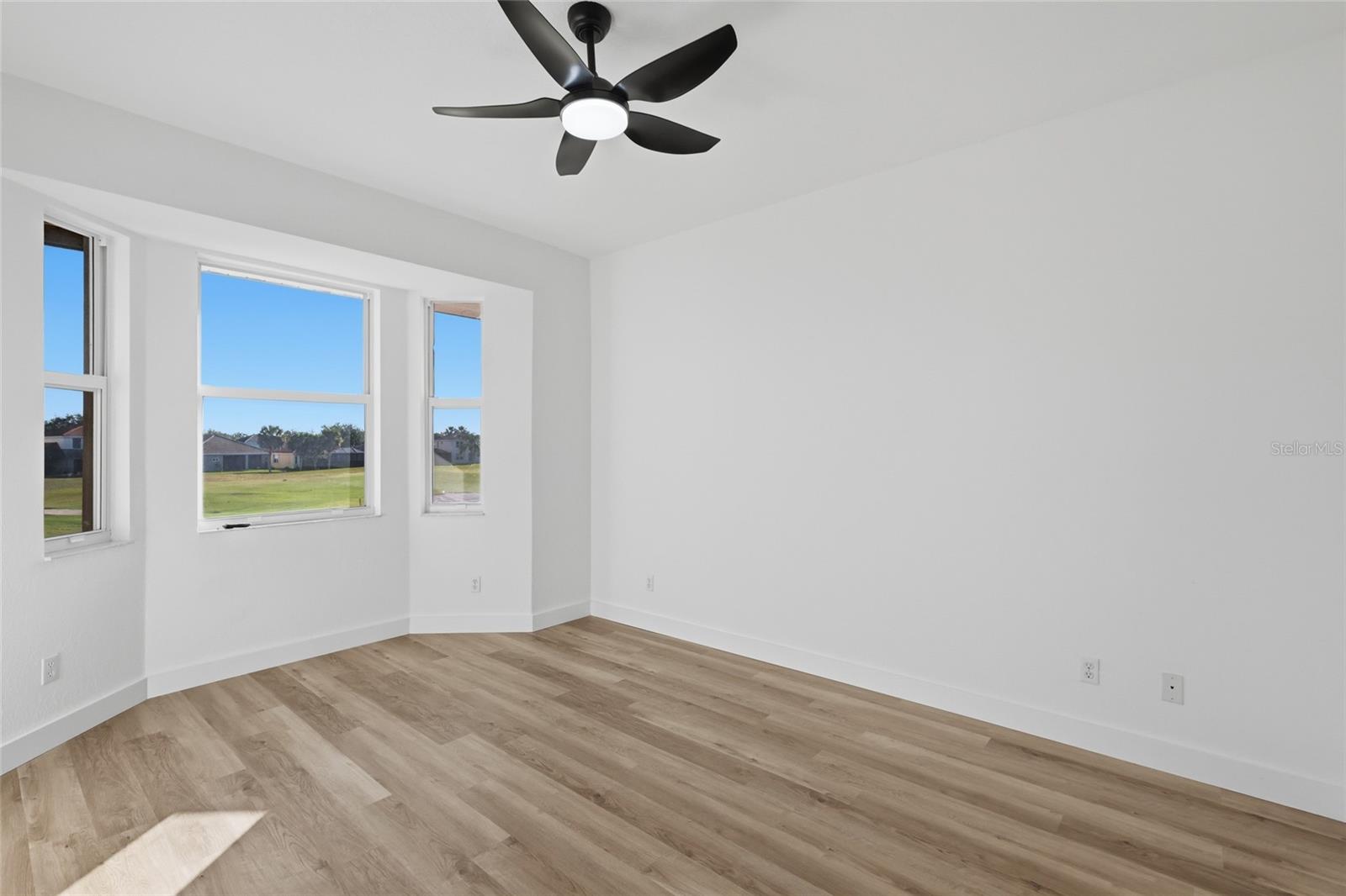 Image 13 of 37 For 803 Fairwaycove Lane 205