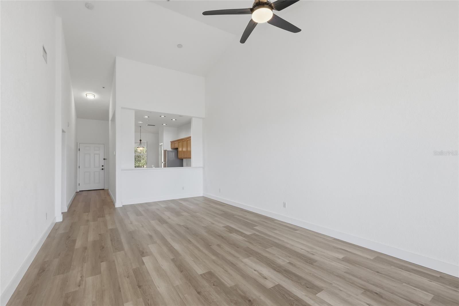 Image 15 of 37 For 803 Fairwaycove Lane 205