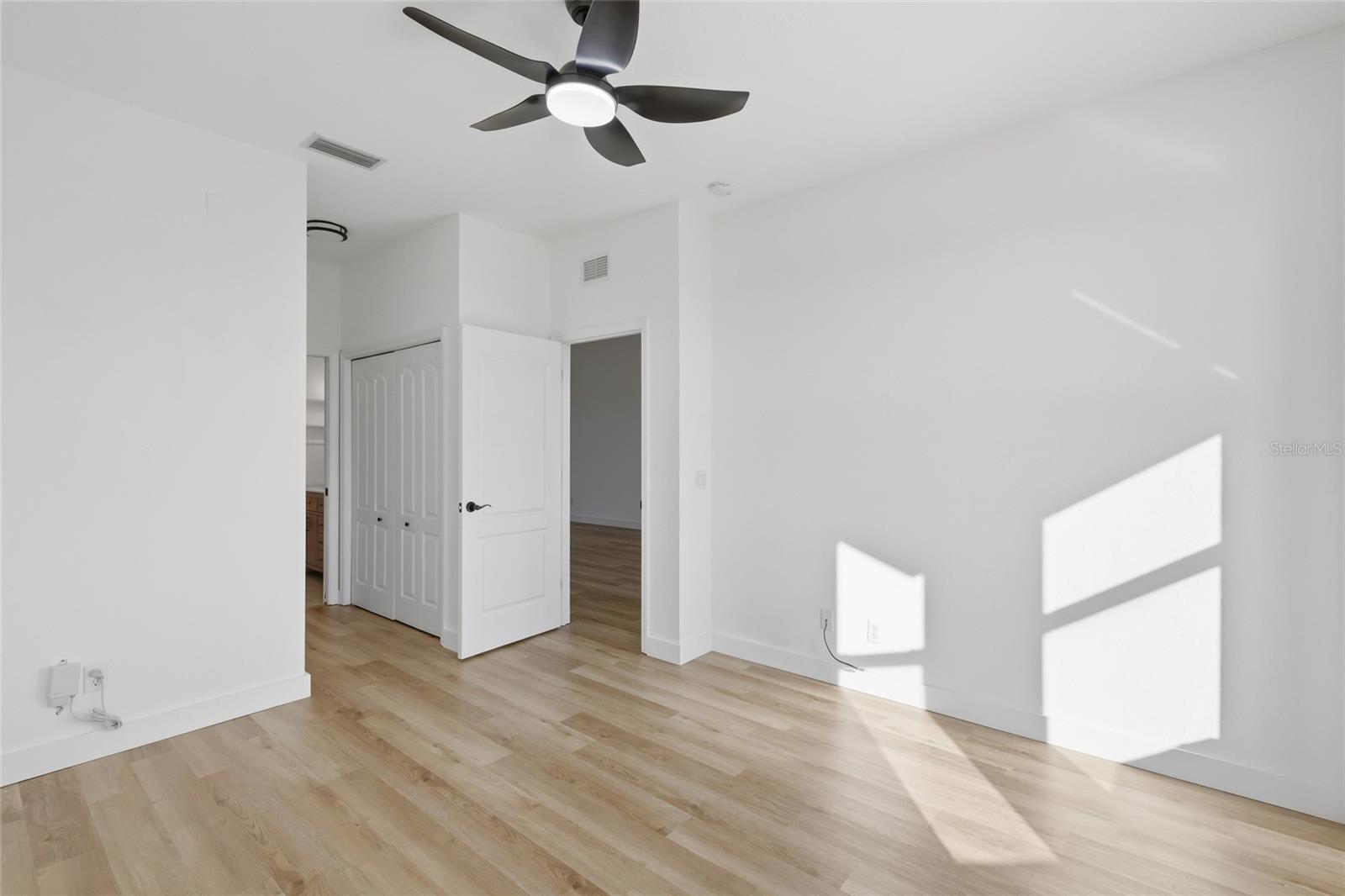 Image 16 of 37 For 803 Fairwaycove Lane 205