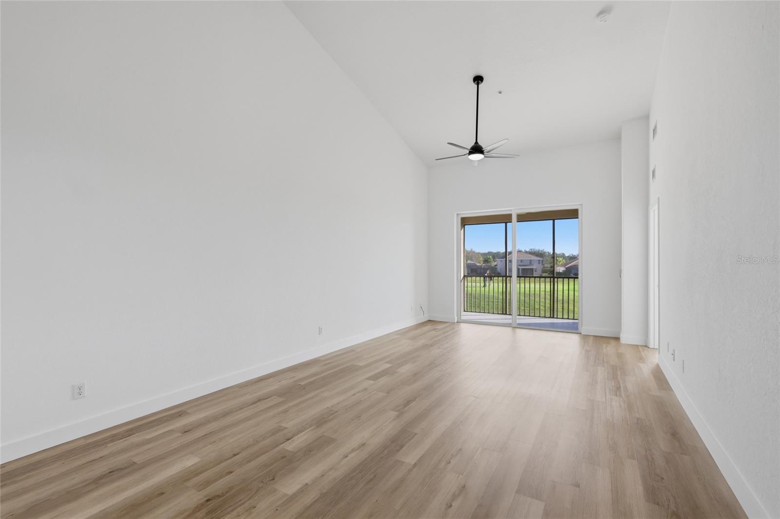 Image 17 of 37 For 803 Fairwaycove Lane 205