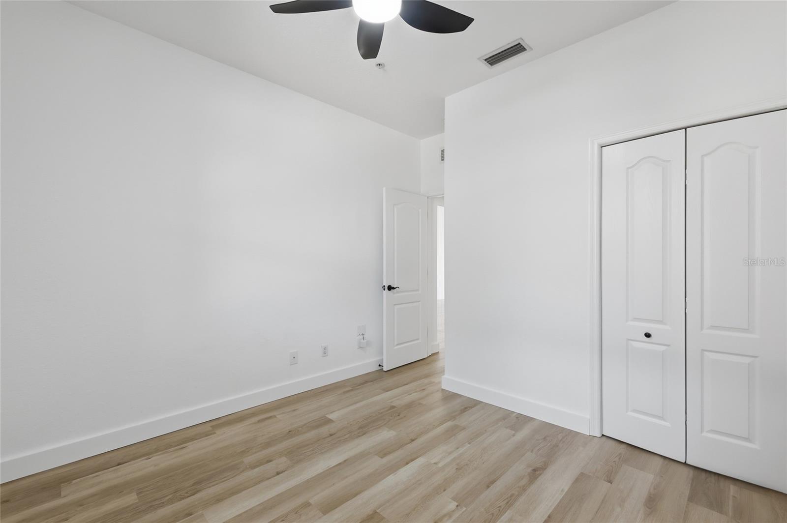 Image 20 of 37 For 803 Fairwaycove Lane 205