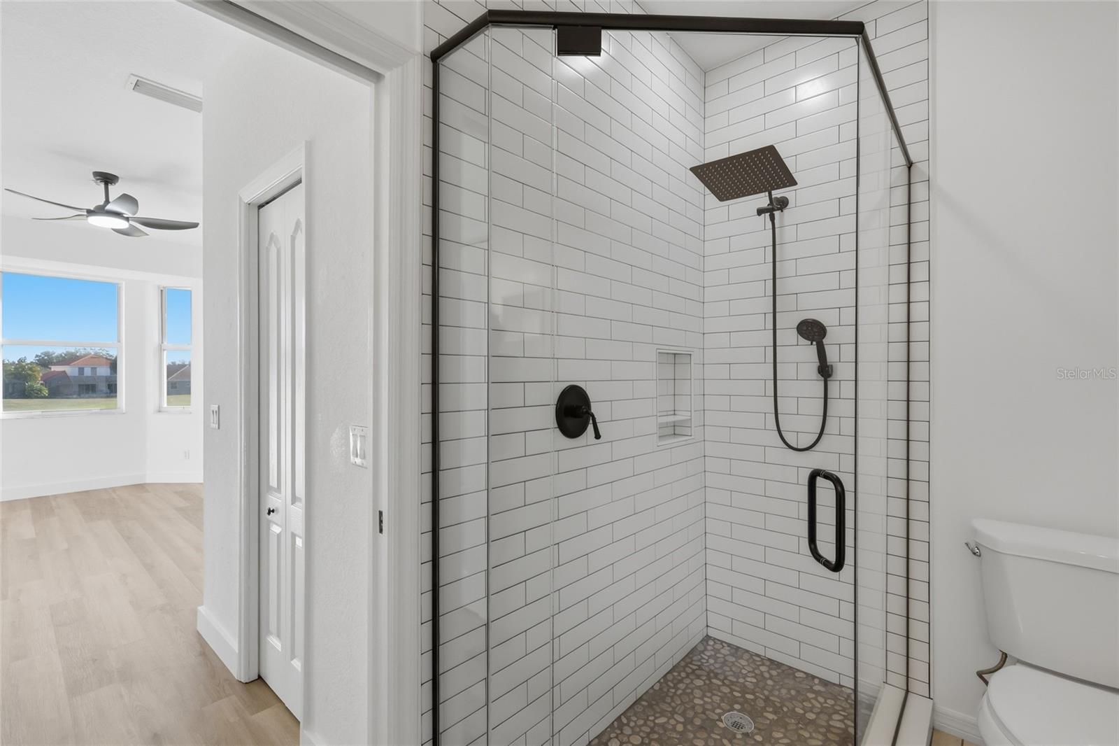 Image 21 of 37 For 803 Fairwaycove Lane 205