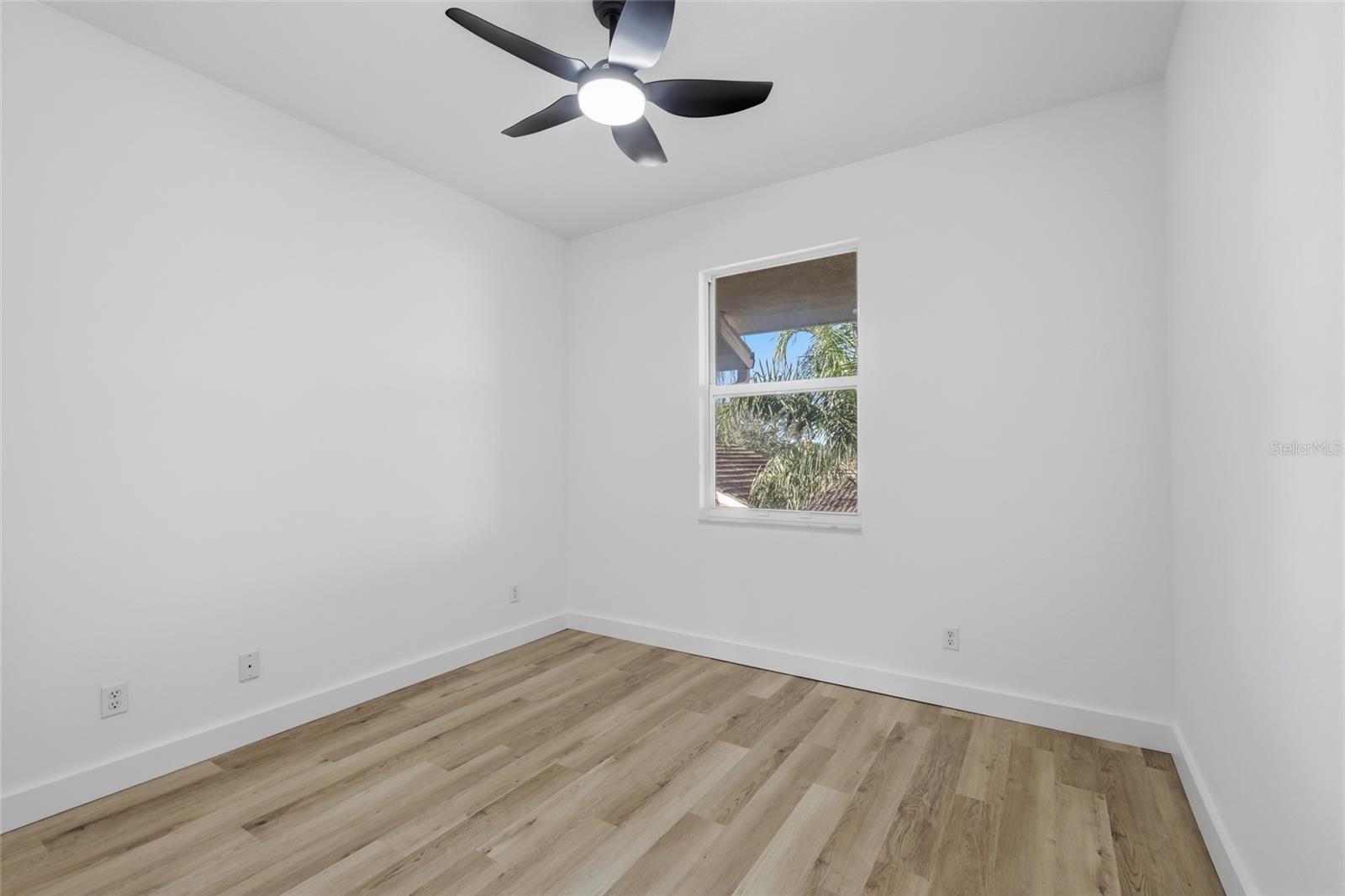 Image 24 of 37 For 803 Fairwaycove Lane 205