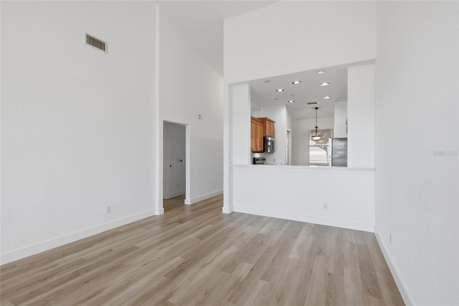 Image 6 of 37 For 803 Fairwaycove Lane 205